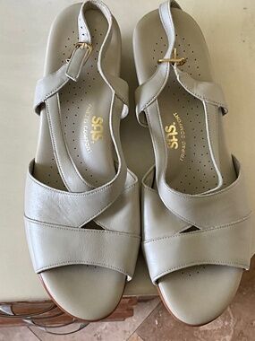 SAS Women's white Sandals, size 9,5